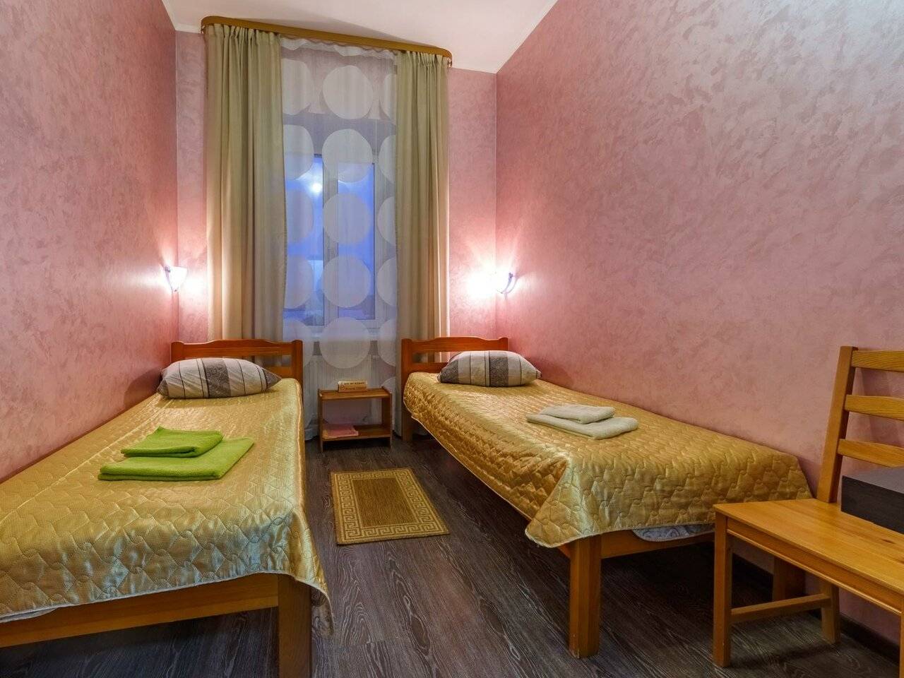 Номер эконом с 2 односпальными кроватями (с завтраком)